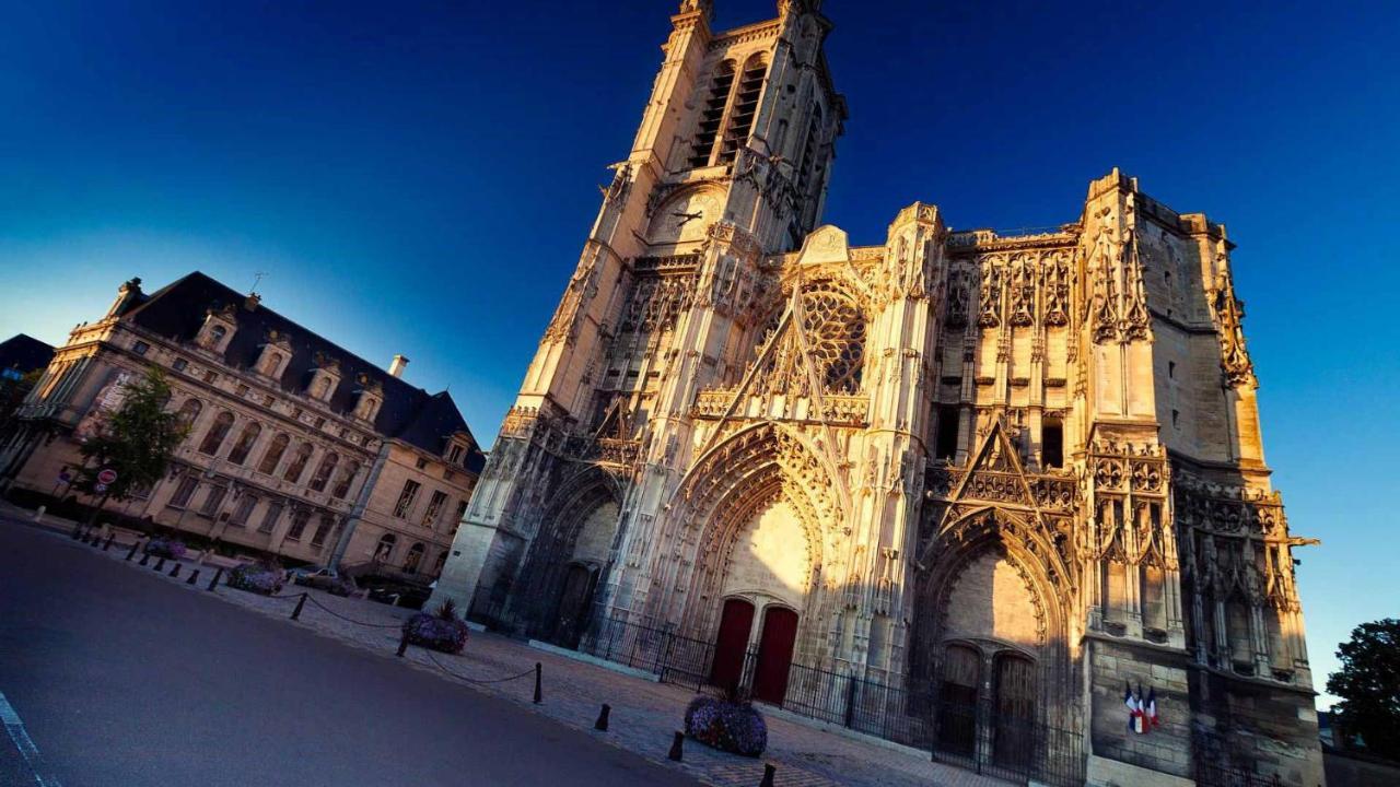 Les Cieux De La Cathedrale - Calme - Jardin - Wifi Apartman Troyes Kültér fotó